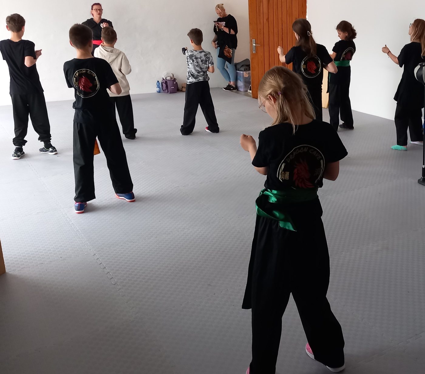 Kindergruppe in der Kung-Fu-Grundstellung im Training in Wittelsberg bei Marburg