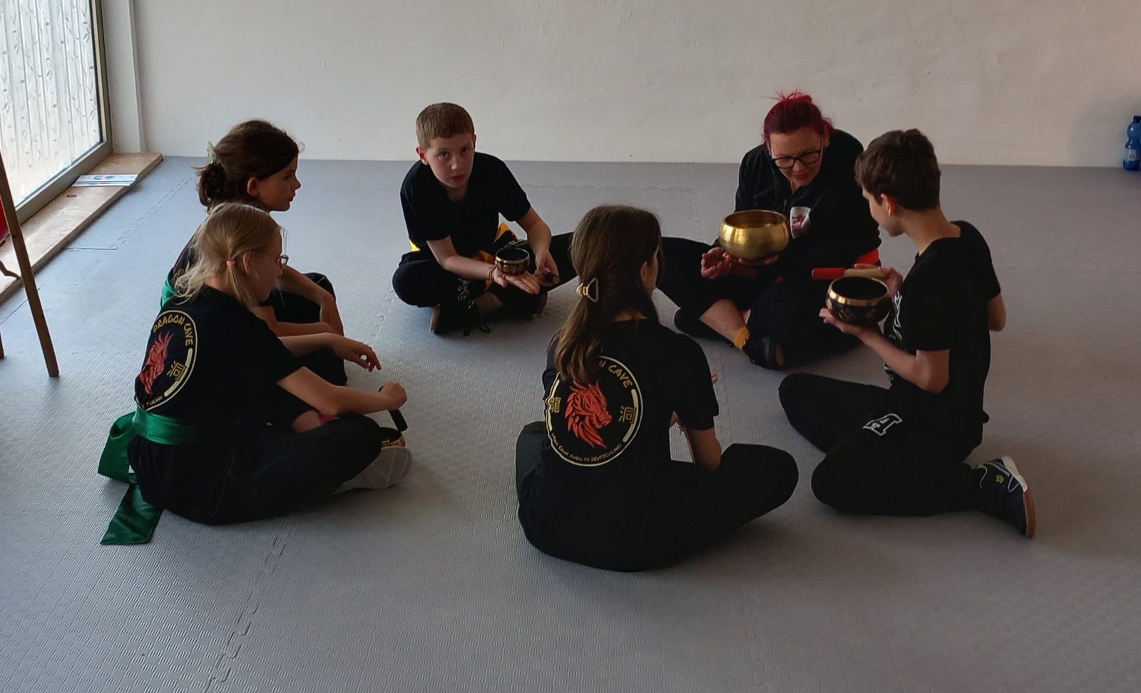 Kinder im Kreis mit Klangschalen beim Kinder-Kung-Fu in Wittelsberg bei Marburg