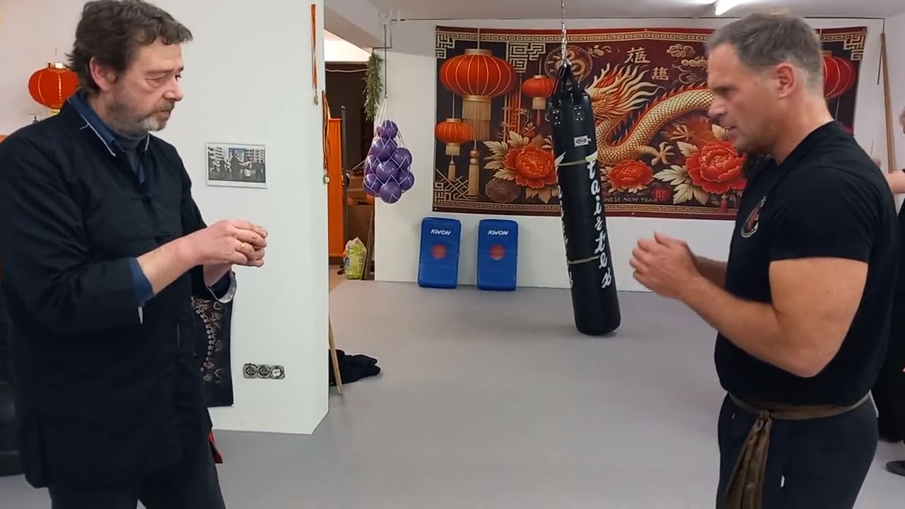 Zwei Kung-Fu-Schüler beim Wing-Chun-Partnertraining in Wittelsberg